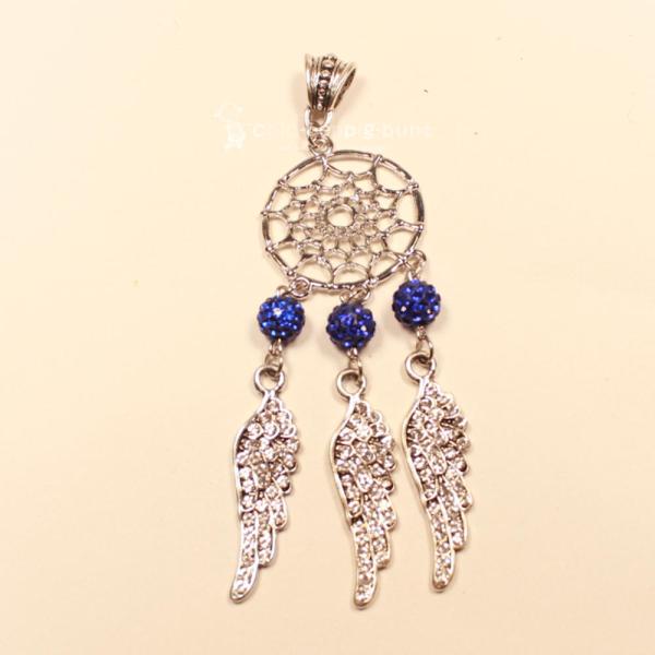 Versilberter Kettenanhänger Traumfänger mit blauer Strass-Kugel und zwei mit Kristallen besetzten Metall-Federn.